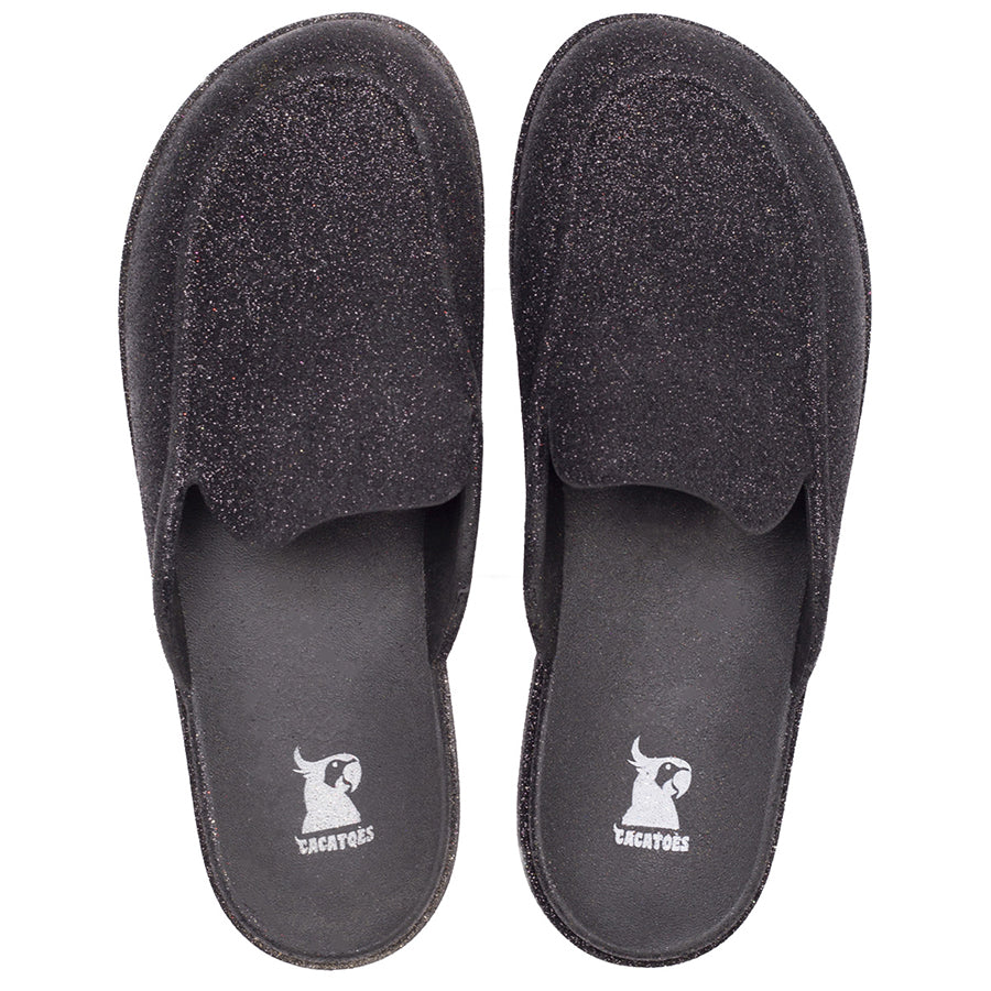 mules Cacatoes Gramado noires : parfaites pour un look cool et facile à porter quand il fait beau. Elles sont confortables et super pratiques pour toutes tes sorties