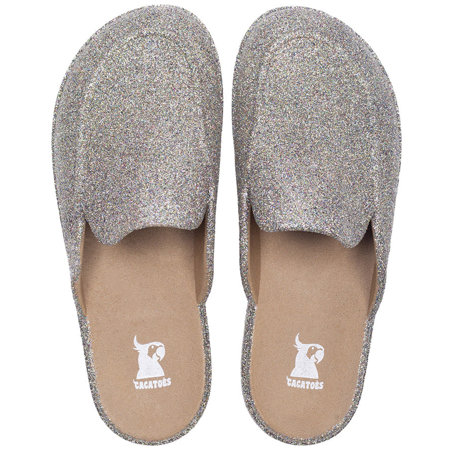 mules Cacatoes Gramado camel à paillettes multicolores : parfaites pour un look fun et brillant quand il fait beau. Elles sont confortables et super jolies pour toutes tes sorties