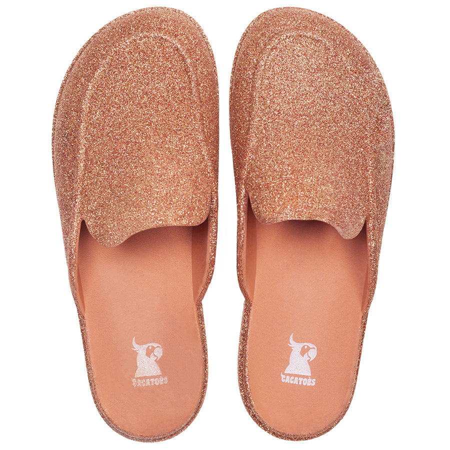 mules Cacatoes Gramado couleur sable à paillettes : parfaites pour un look sympa et brillant quand il fait beau. Elles sont confortables et super jolies pour toutes tes sorties