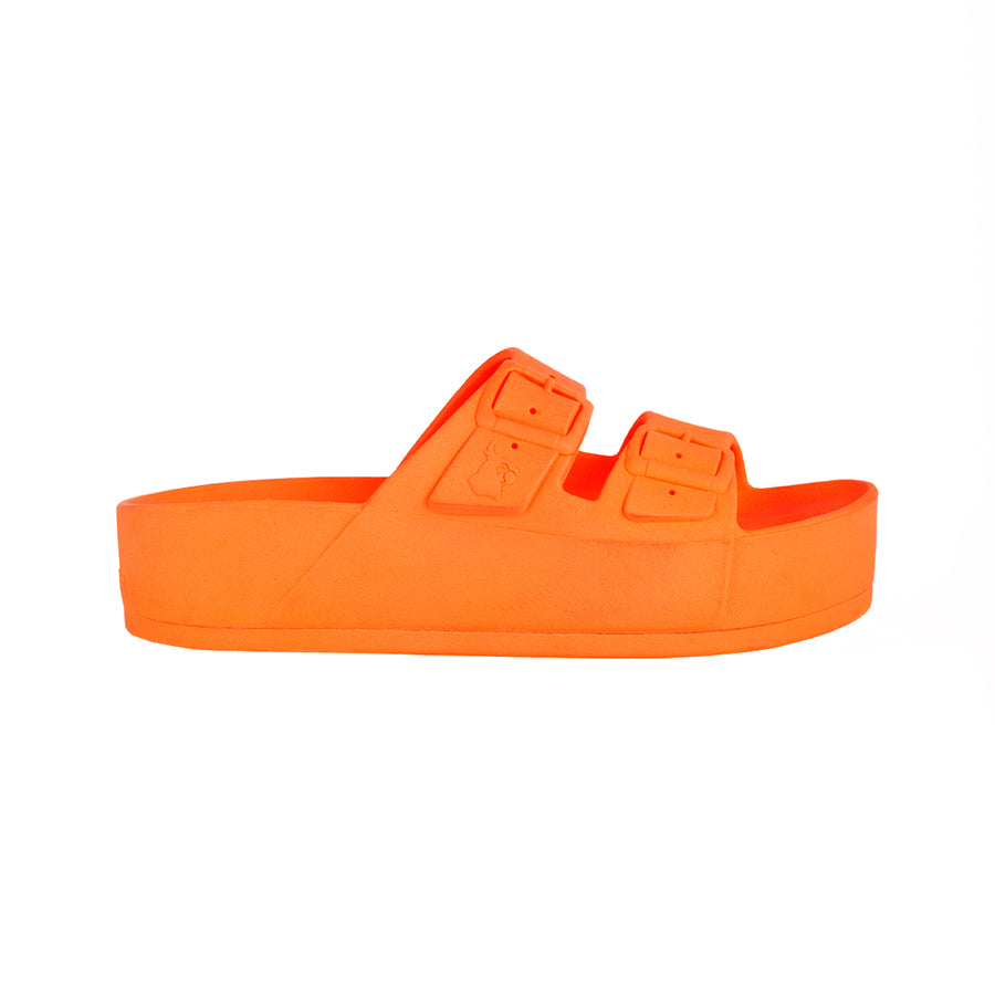 sandales Cacatoes Profil Caipirinha orange fluo : parfaites pour un look fun et super visible quand il fait beau. Elles sont confortables et donnent une super couleur à tes pieds