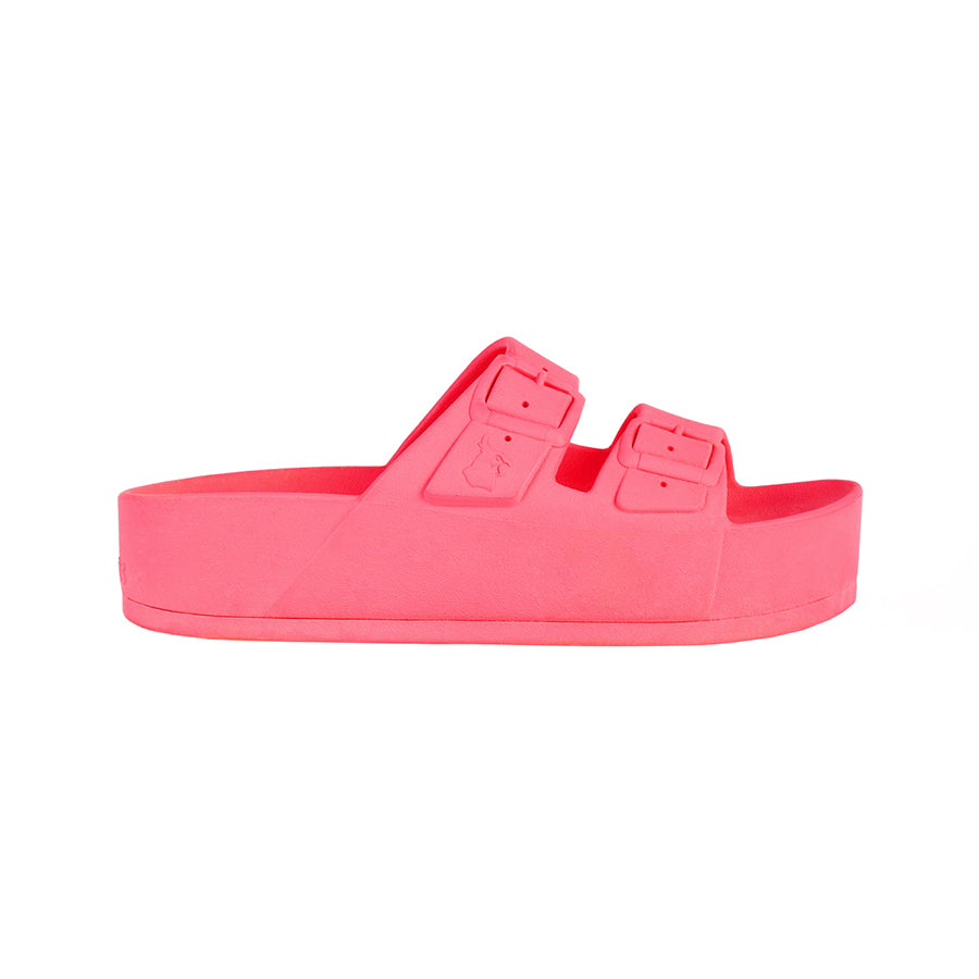 sandales Cacatoes Profil Caipirinha rose fluo : parfaites pour un look fun et super voyant quand il fait beau. Elles sont confortables et donnent une super couleur à tes pieds
