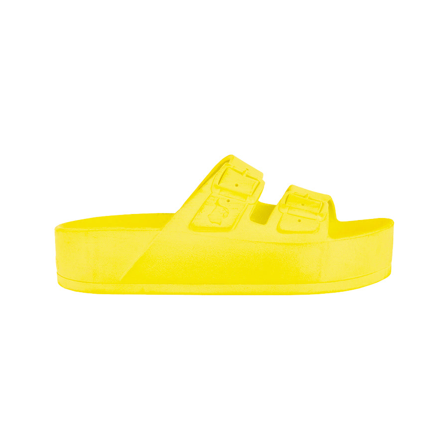 sandales Cacatoes Profil Caipirinha jaune fluo : parfaites pour un look fun et super lumineux quand il fait beau. Elles sont confortables et donnent une super couleur à tes pieds