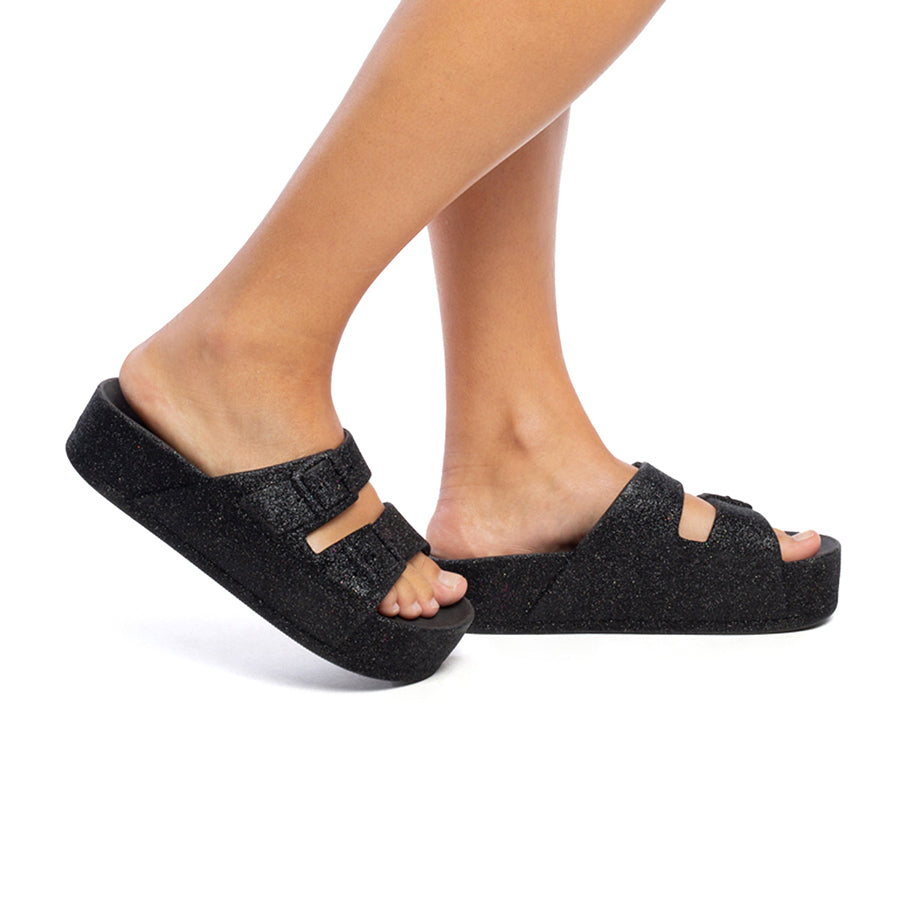 sandales Cacatoes Protes Caipirinha noires à paillettes : parfaites pour un look cool et stylé quand il fait beau. Elles sont confortables et ajoutent une touche d'éclat à tes journées
