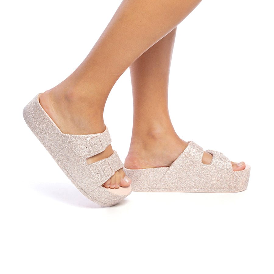 Sandales Cacottes modèle Caipirinha Glitter Nude vue de profil : un design scintillant et raffiné dans une teinte nude, parfait pour un look estival élégant et lumineux.