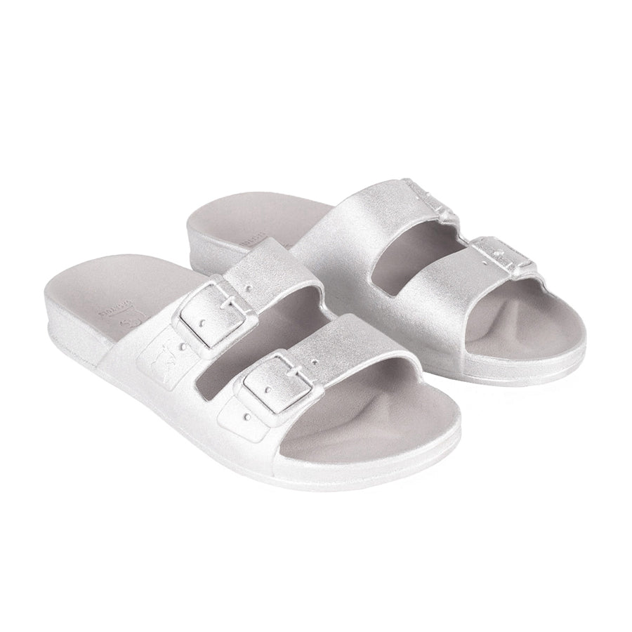 sandales Cacatoes 3/4 Baleia argentées : parfaites pour un look super cool et brillant quand il fait beau. Elles sont confortables et super jolies pour toutes tes aventures