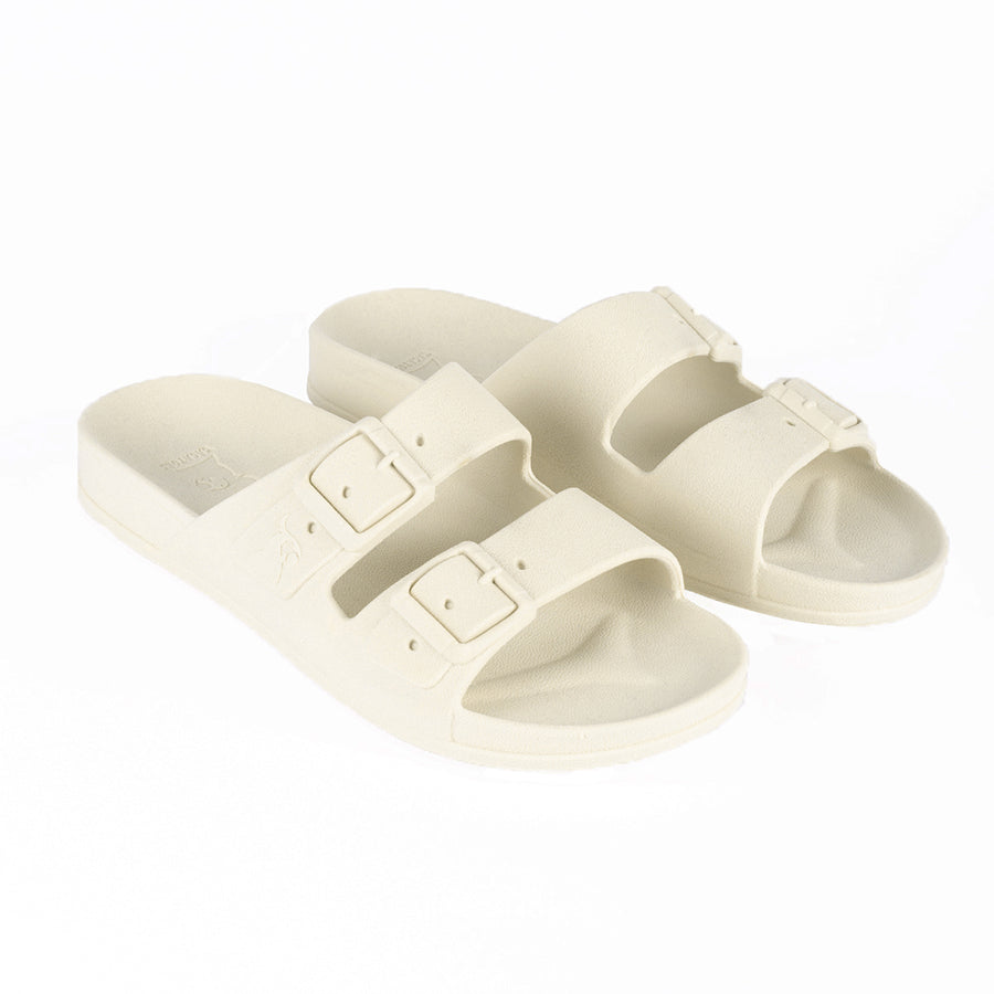 Sandales Cacatoes vue de 3/4 Belo Horizonte Craie, un modèle alliant confort et design épuré pour un look chic et estival.