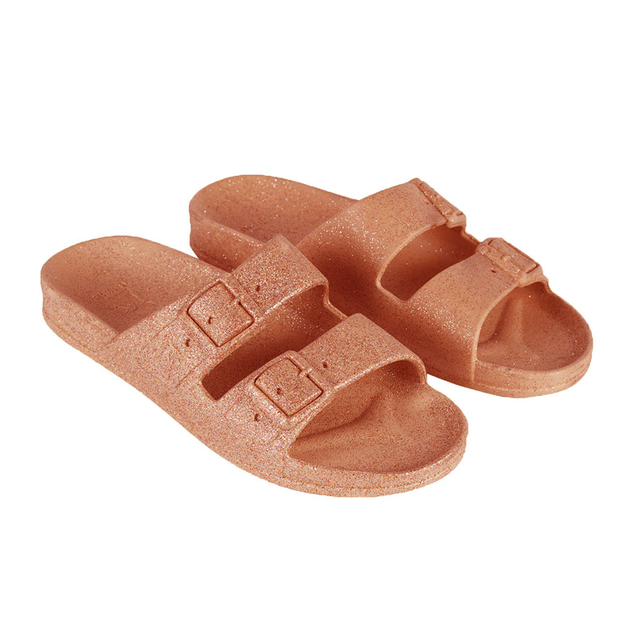 Sandales vue 3/4 Carioca Cacatoès en couleur sahara, alliant confort et style chic, idéales pour des journées d'été relaxantes tout en restant tendance.