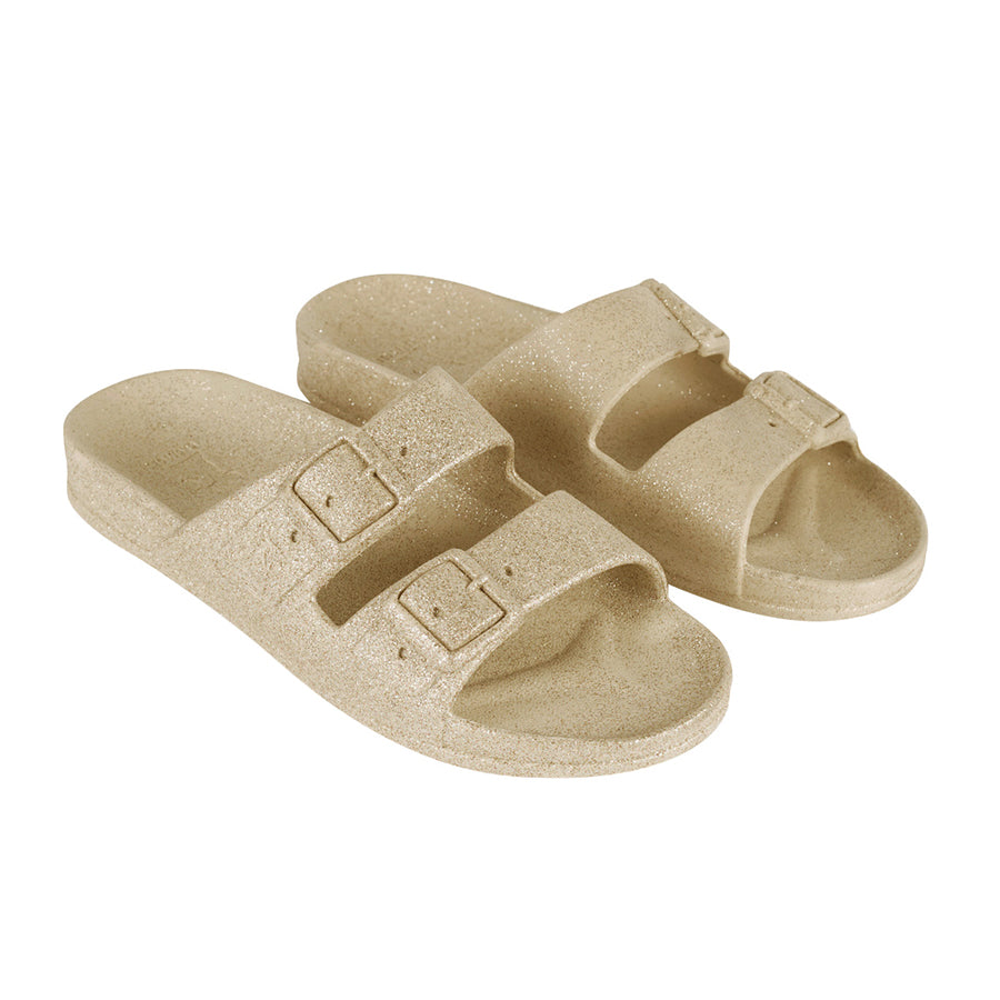 Sandales vue 3/4 Carioca Cacatoès en couleur sable, alliant confort et style naturel, idéales pour des looks estivaux élégants et décontractés.