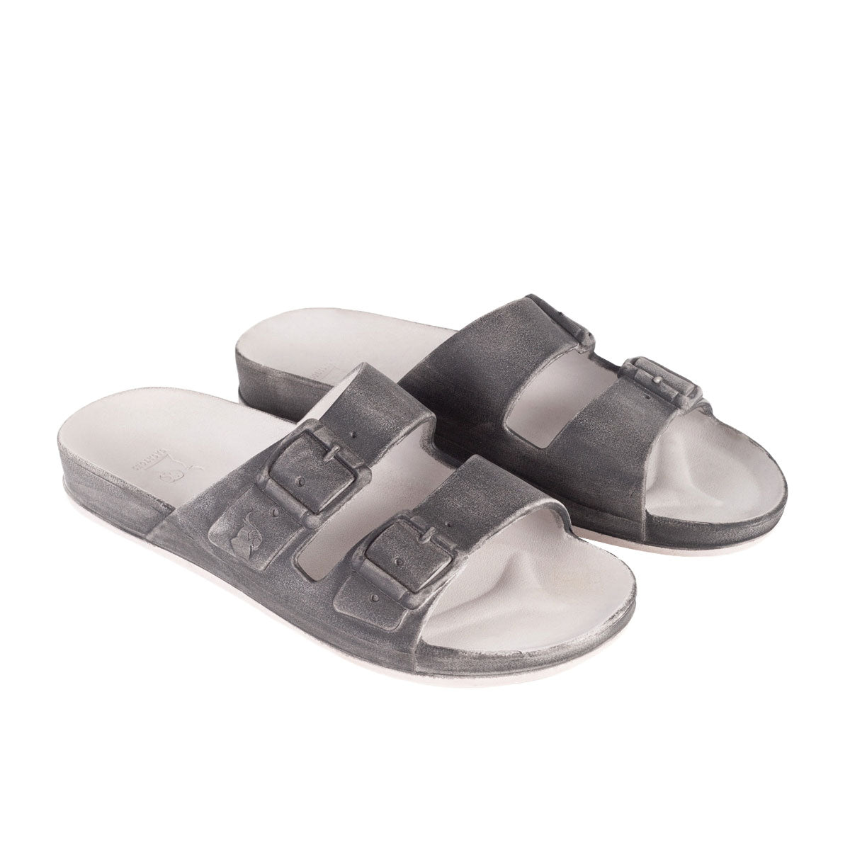 Sandales Cacatoes vue de 3/4 Vitória Grey, alliant confort et design moderne avec une teinte grise élégante pour un look estival subtil.
