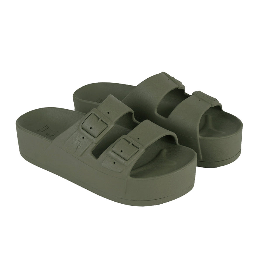 Sandales Cacatoes de style classique en couleur kaki foncé, parfaites pour un look décontracté et élégant, idéales pour accompagner une caipirinha lors d'une soirée estivale.