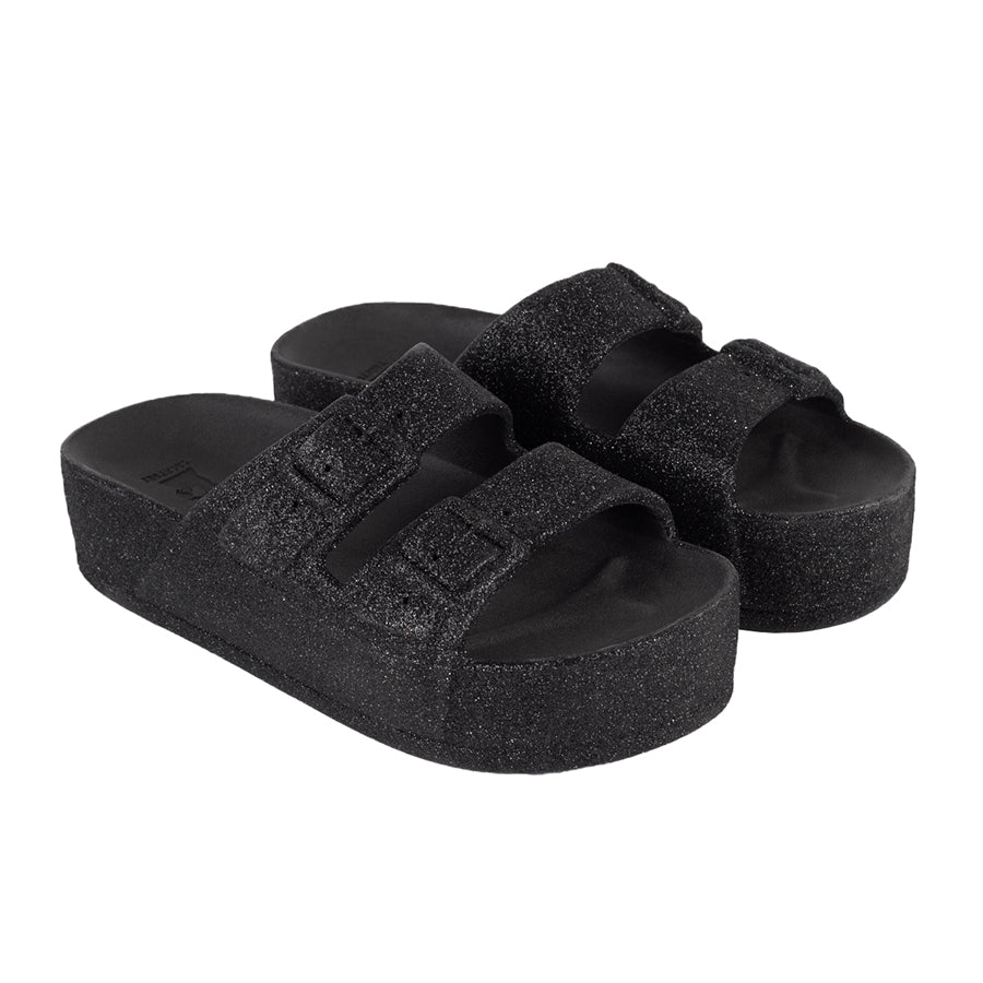 sandales Cacatoes Caipirinha noires à paillettes : parfaites pour un look cool et stylé quand il fait beau. Elles sont confortables et ajoutent une touche d'éclat à tes journées