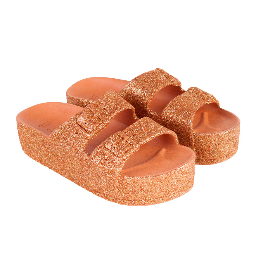 sandales Cacatoes Caipirinha couleur sable à paillettes : parfaites pour un look sympa et brillant quand il fait beau. Elles sont confortables et ajoutent une jolie touche à tes pieds