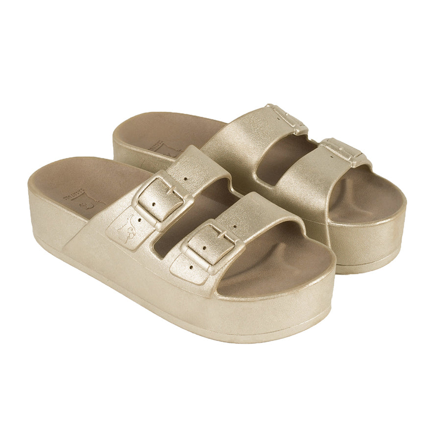 Sandales Cacottes modèle Caipirinha Metallic Gold : un design sophistiqué avec une finition dorée métallique, idéales pour un look estival chic et brillant.