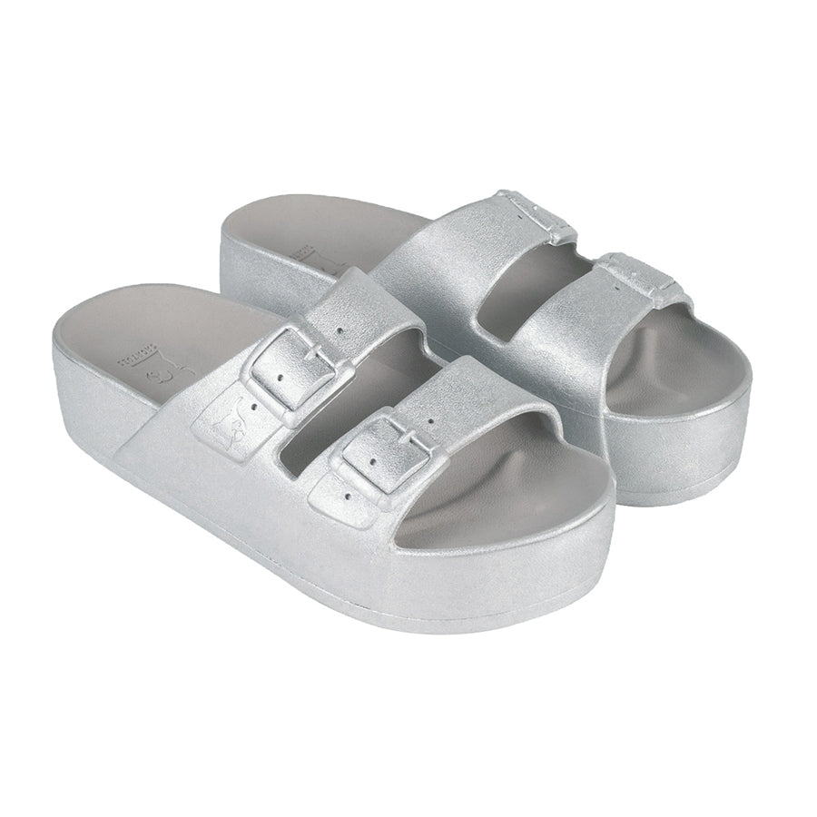 Sandales Cacottes modèle Caipirinha Metallic Silver : un design élégant avec une finition argentée métallique, parfaites pour un look estival moderne et brillant.