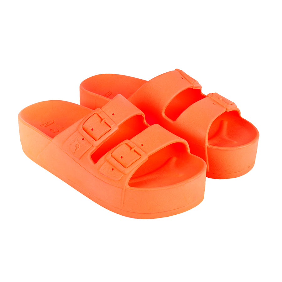 sandales Cacatoes Caipirinha orange fluo : parfaites pour un look fun et plein de peps quand il fait beau. Elles sont confortables et donnent une super couleur à tes pieds