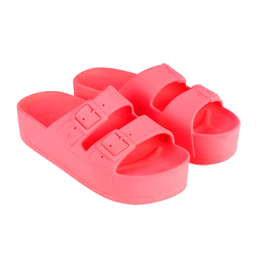 sandales Cacatoes Caipirinha rose fluo : parfaites pour un look fun et super voyant quand il fait beau. Elles sont confortables et donnent une super couleur à tes pieds