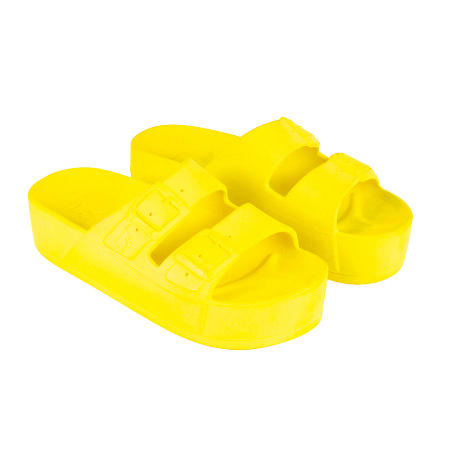 sandales Cacatoes Caipirinha jaune fluo : parfaites pour un look fun et super lumineux quand il fait beau. Elles sont confortables et donnent une super couleur à tes pieds
