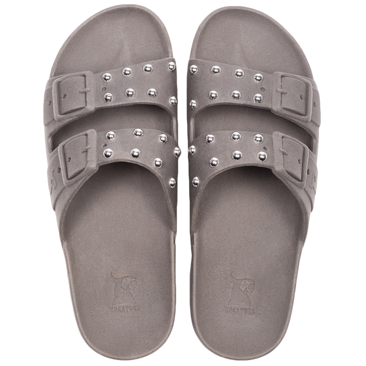 Sandales Cacatoes modèle Florianopolis en gris clair, avec des clous pour un style rock assuré, parfaites pour un look tendance et confortable.