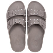 Sandales Cacatoes modèle Florianopolis en gris clair, avec des clous pour un style rock assuré, parfaites pour un look tendance et confortable.