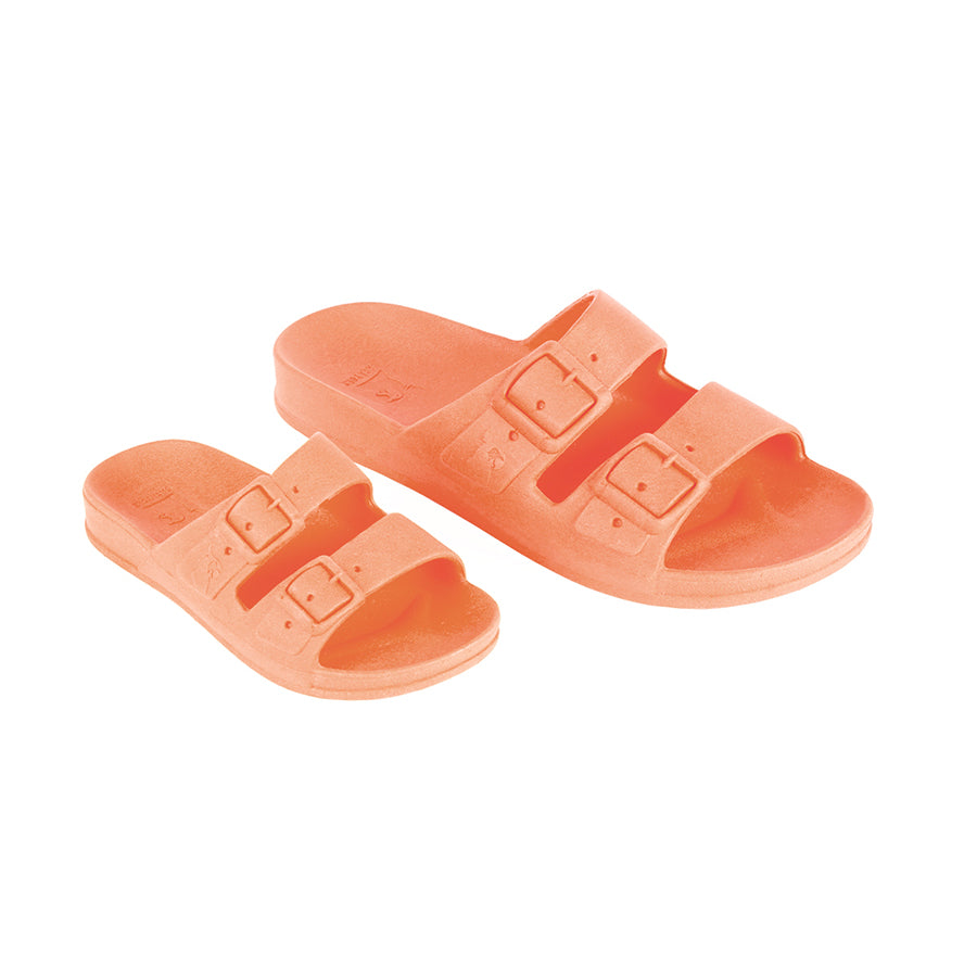 Sandales pour enfants Cacatoès modèle Rio de Janeiro Salmon : un design coloré et confortable en saumon, parfait pour un look estival joyeux et pratique.