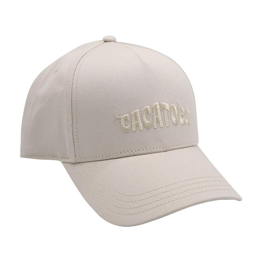 casquette Cacatoes Capoeira classique couleur craie : parfaite pour un look décontracté et stylé quand il fait beau ! Elle est super confortable et te donnera un look super cool
