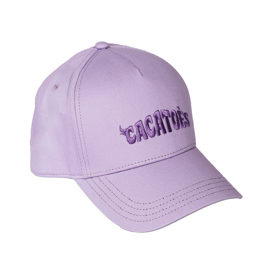 casquette Cacatoes Capoeira classique couleur parme : parfaite pour un look décontracté et stylé quand il fait beau ! Elle est super confortable et te donnera un look super cool