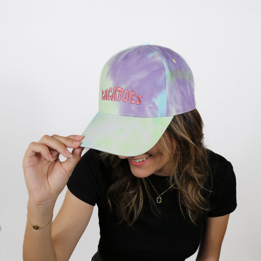 Casquette Cacottes modèle Capoeira Tie & Dye Blue portée par femme : un design moderne avec un effet tie-dye bleu, parfait pour un look estival frais et tendance.