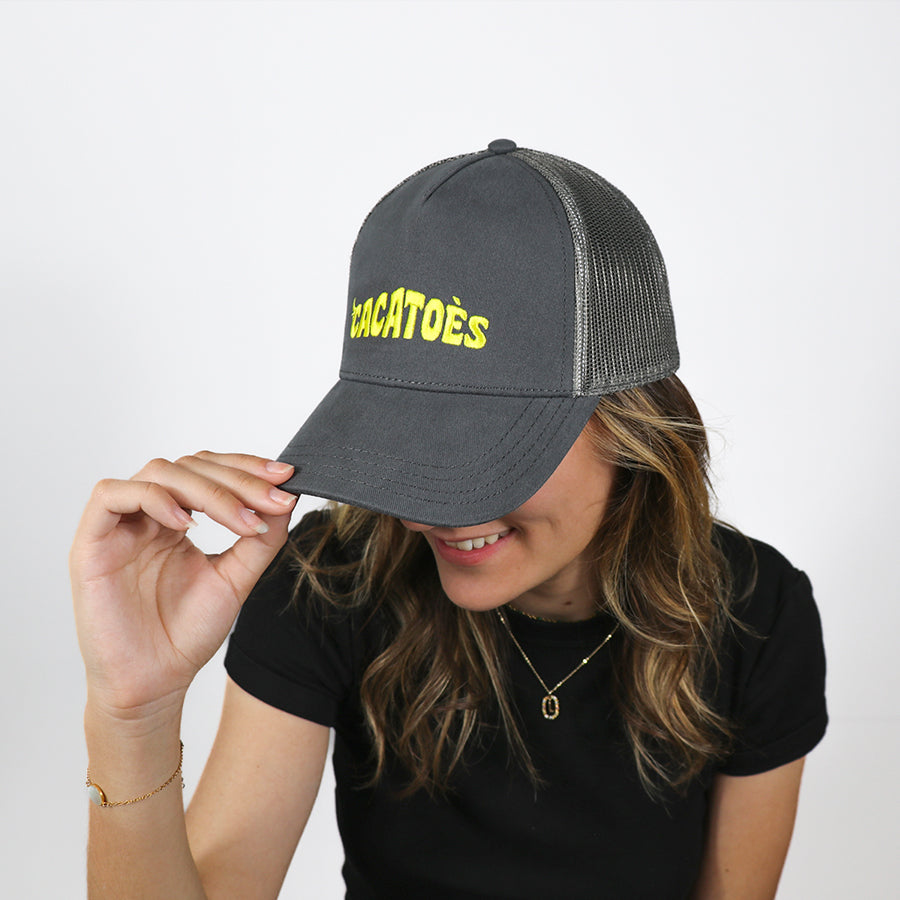 Casquette Cacottes modèle Capoeira portée par femme : un design moderne et sportif, idéale pour compléter un look estival décontracté et stylé.