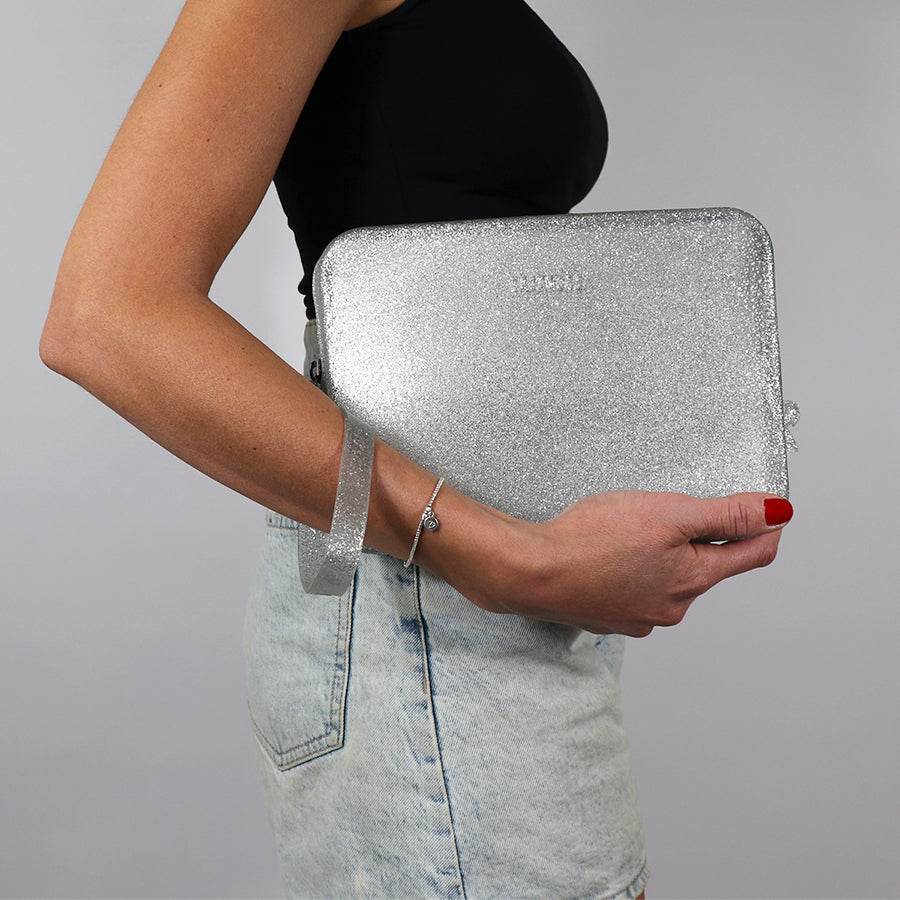 Sac clutch Cacatoès Gisela en glitter argent, élégant et scintillant, parfait pour ajouter une touche chic à vos tenues de soirée.