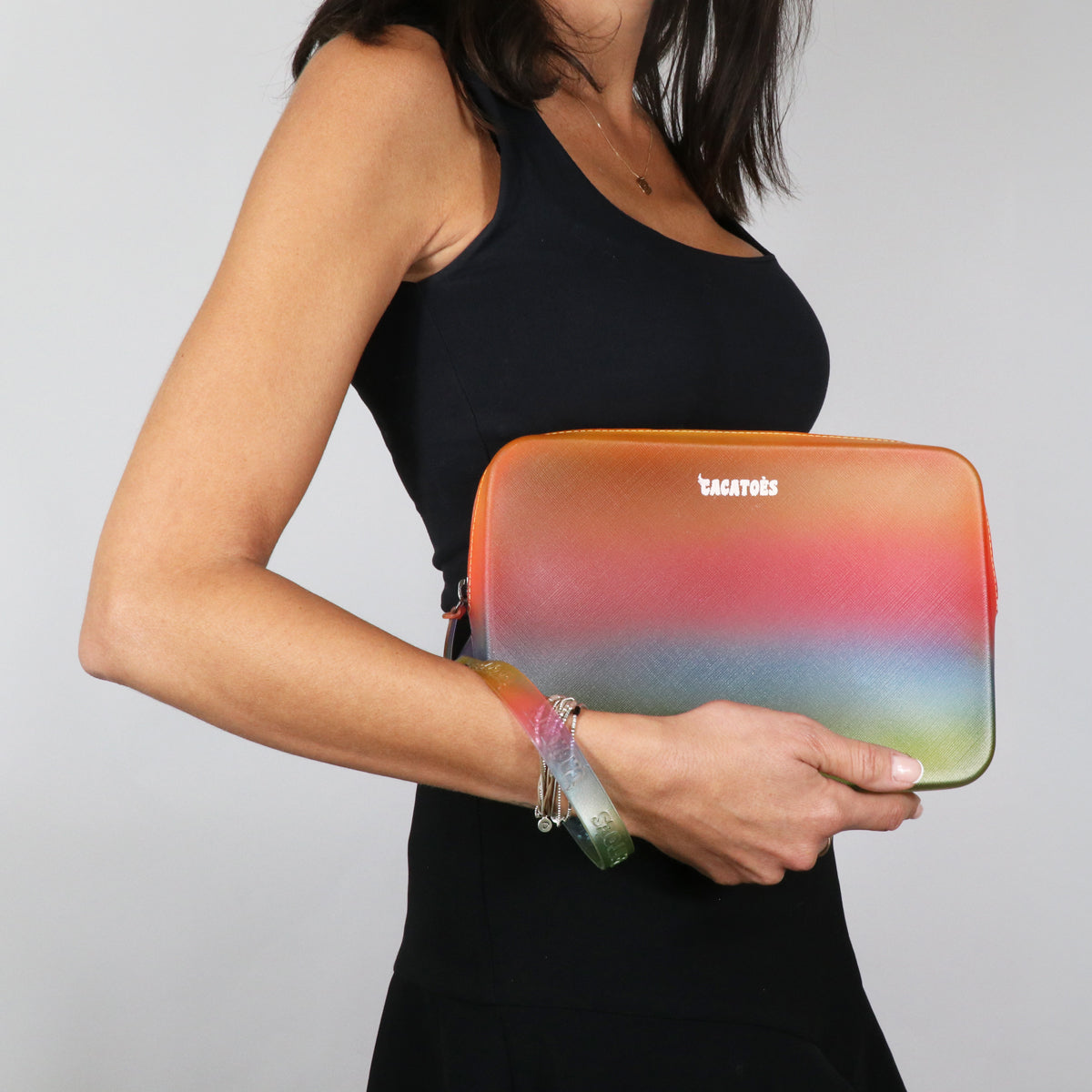 Sac clutch Cacatoès Gisela multicolore, élégant et pratique, parfait pour ajouter une touche de couleur et de style à vos tenues.