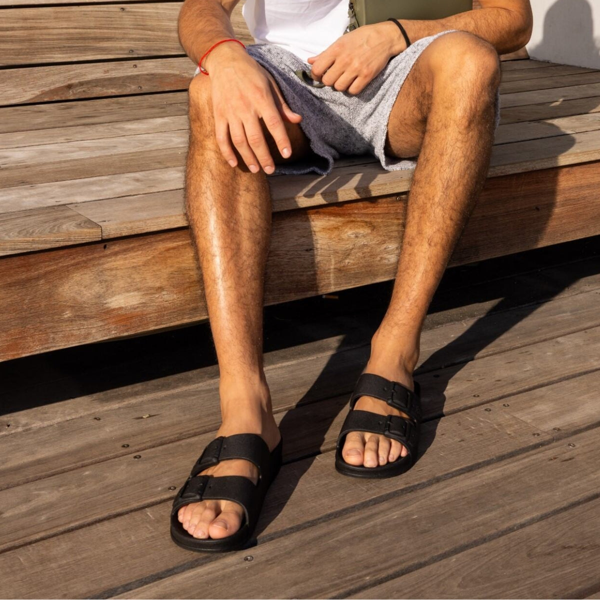 Sandales noires Cacatoès portées – Élégantes et polyvalentes, parfaites pour un look chic et confortable en toute occasion.
