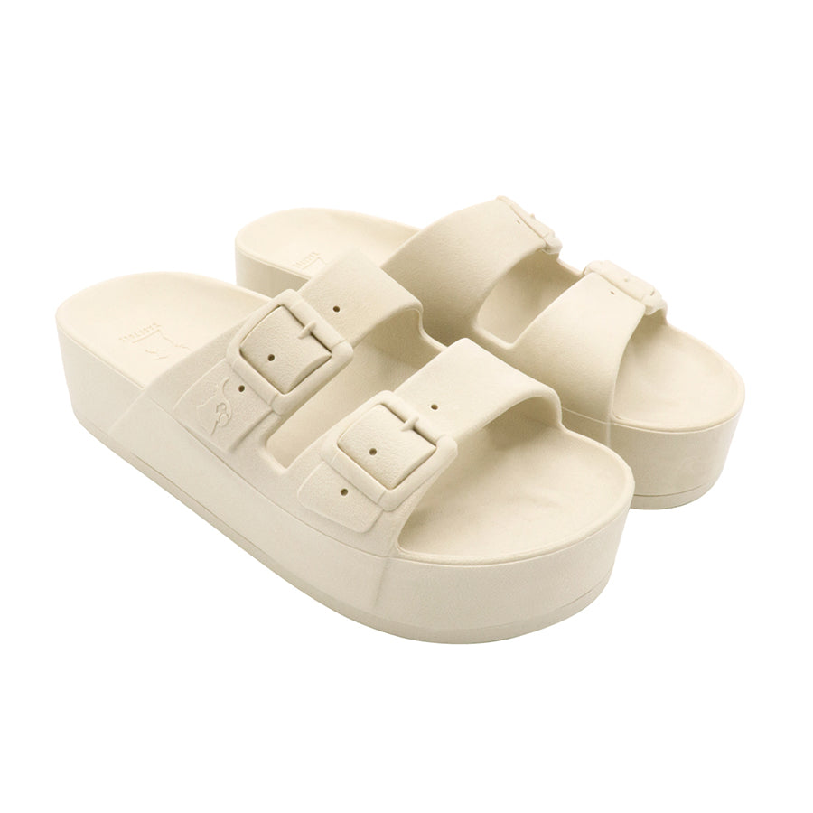 Sandales Cacatoes vue de 3/4 Caipirinha Classic Craie, confort et style épuré avec une teinte craie élégante pour un look estival chic.