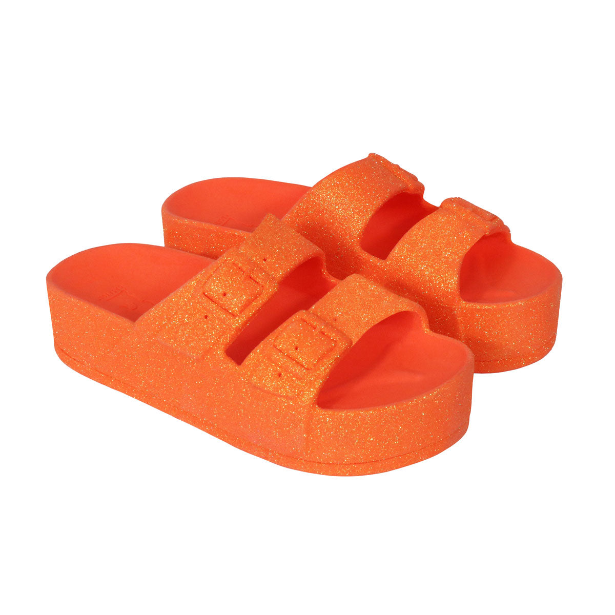 Sandales Cacatoès vue de 3/4 Caipirinha Neon Orange Fluo, tendances et colorées, parfaites pour un look vibrant et dynamique.