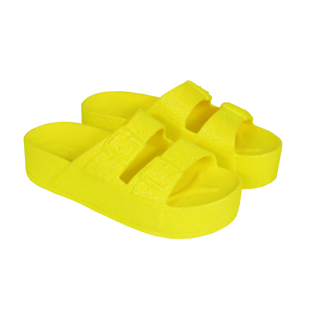 Sandales Cacatoès Caipirinha Neon Yellow Fluo, portées, tendance et colorées, parfaites pour ajouter du peps à votre look d'été.