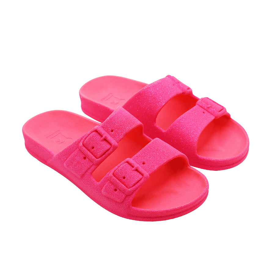 sandales Cacatoes portées rose fluo : parfaites pour un look super cool et bien voyant quand il fait beau ! Elles sont confortables et donnent une super couleur à tes pieds pour toutes tes sorties