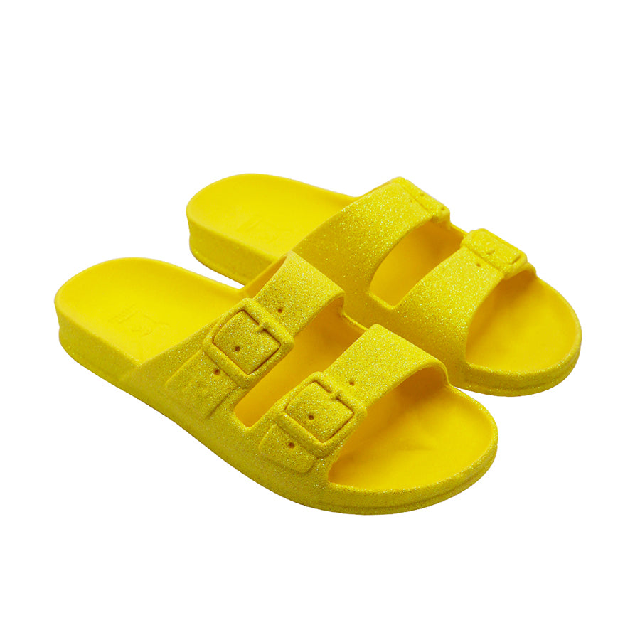 sandales Cacatoes portées jaune fluo : parfaites pour un look super cool et bien lumineux quand il fait beau ! Elles sont confortables et donnent une super couleur à tes pieds pour toutes tes sorties