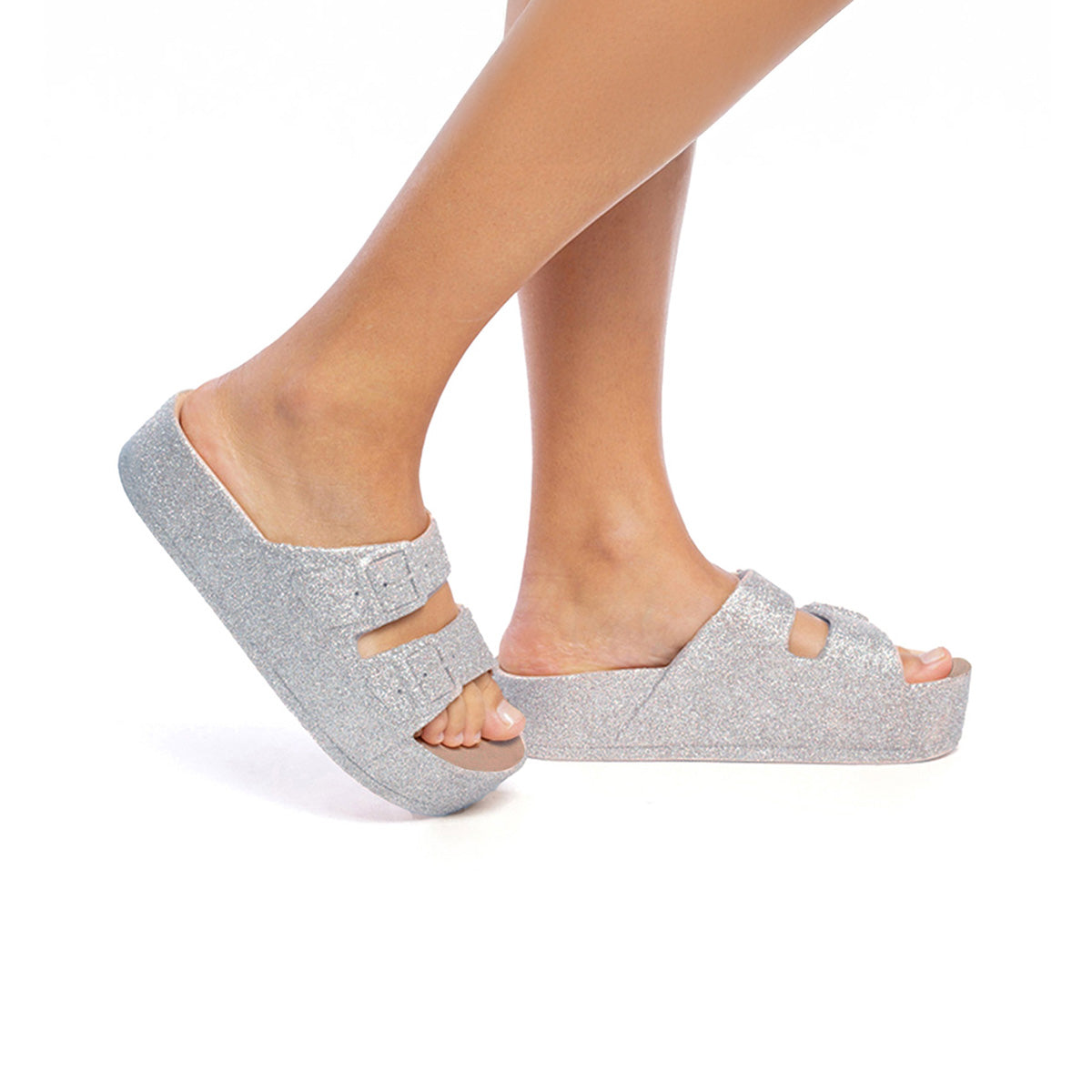 Sandales Cacatoes portées modèle Caipirinha Glitter Camel Multico : un mélange éclatant de paillettes et de tons chauds pour un look estival joyeux et tendance.