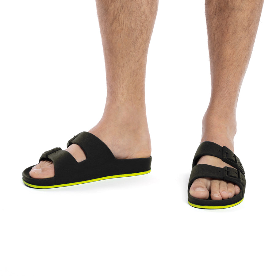 Sandales Cacatoes portées, modèle Black Yellow Fluo : un design moderne alliant noir élégant et jaune fluo pour une touche sportive et énergique.