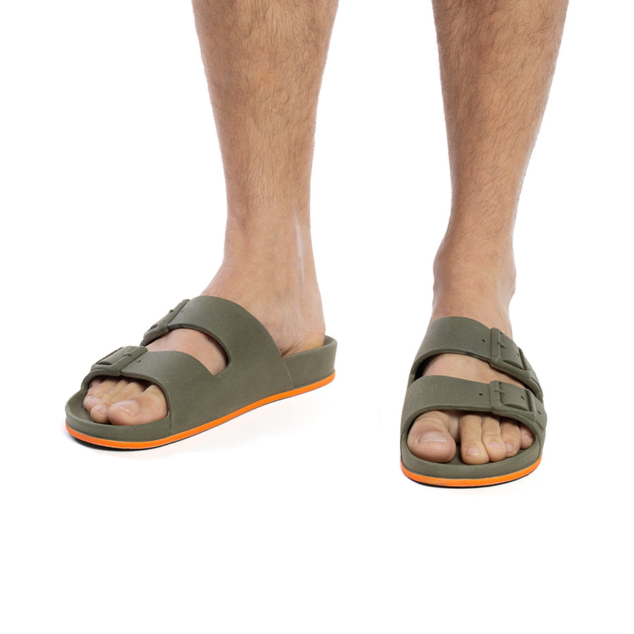 Sandales Cacatoes modèle Brasilia Kaki Orange Fluo : un design audacieux alliant la teinte kaki et des accents orange fluo, parfaites pour un look dynamique et estival.
portées