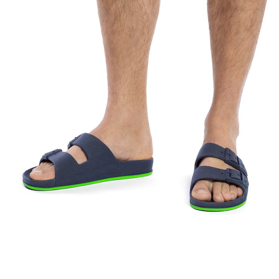 Sandales Cacatoes portées, modèle Brasília Navy Green Fluo : un mélange dynamique de bleu marine et vert fluo pour un style audacieux et tendance.