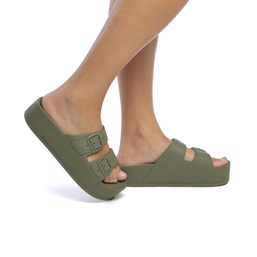 Sandales Cacottes portées modèle Caipirinha Dark Kaki : un design moderne et confortable avec une teinte kaki foncé, parfaites pour un look estival élégant et naturel.