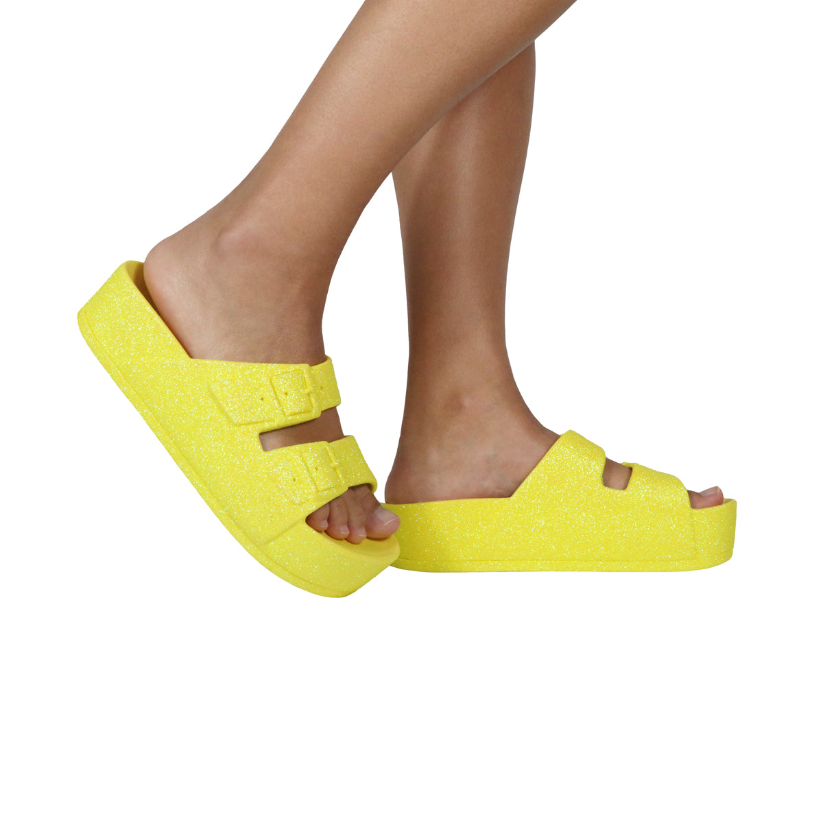 Sandales Cacatoès Caipirinha Neon Yellow Fluo, portées, tendance et colorées, parfaites pour ajouter du peps à votre look d'été.
