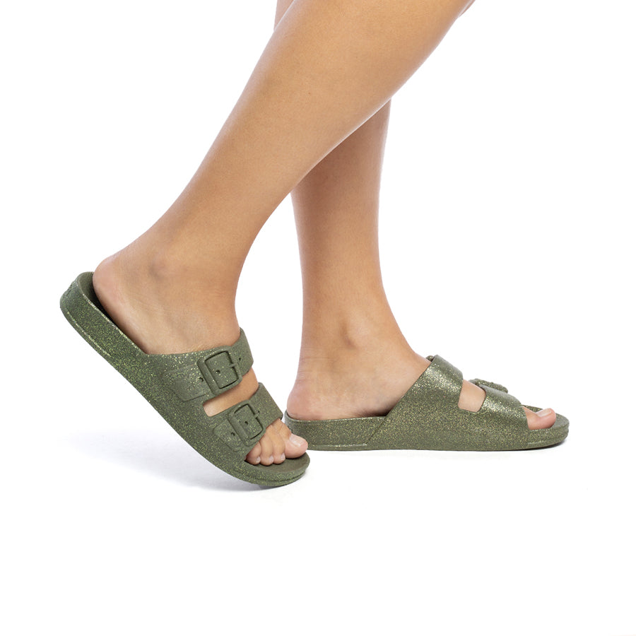 Sandales Cacatoès Carioca Dark Kaki portées par une personne, confort et style, idéales pour un look décontracté et élégant.