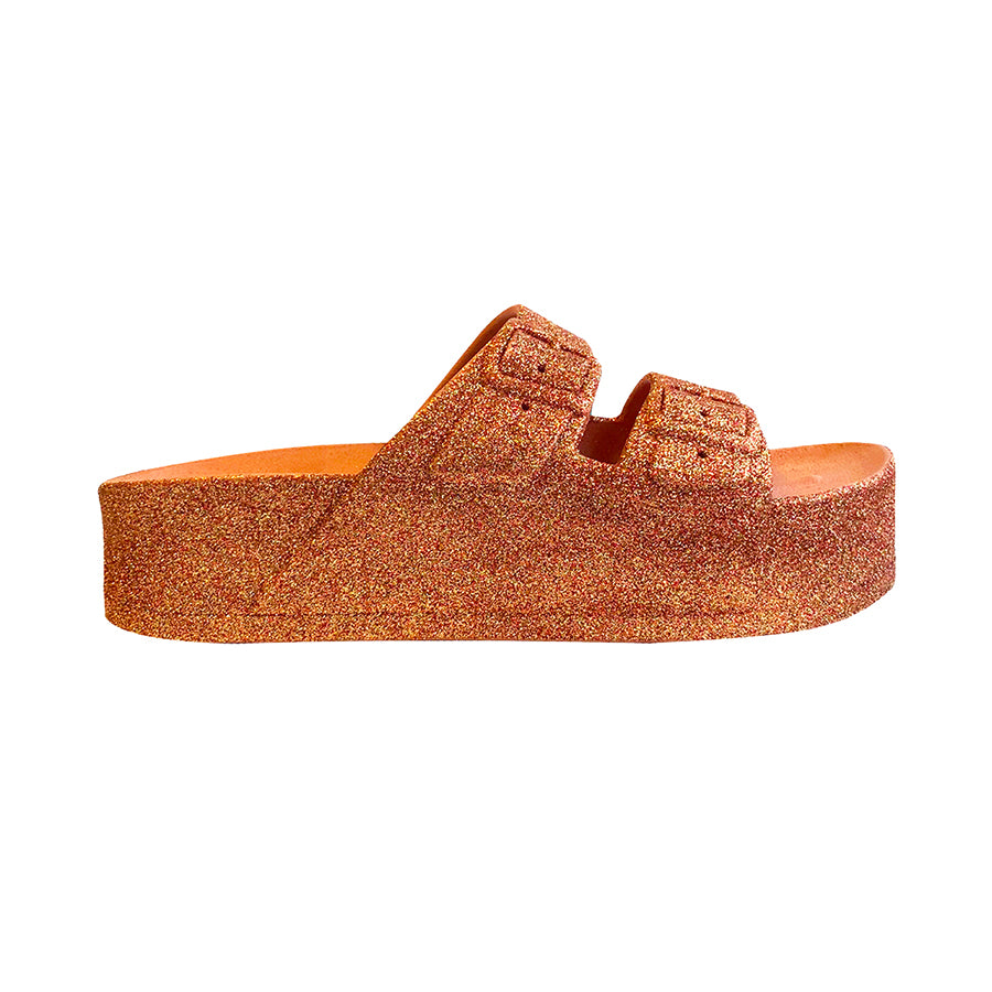 sandales Cacatoes Caipirinha couleur sable à paillettes : parfaites pour un look sympa et brillant quand il fait beau. Elles sont confortables et ajoutent une jolie touche à tes pieds