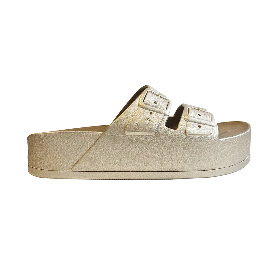 Sandales Cacottes modèle Caipirinha Metallic Gold vue de profil : un design élégant avec une finition dorée métallique, parfaites pour un look estival moderne et lumineux.