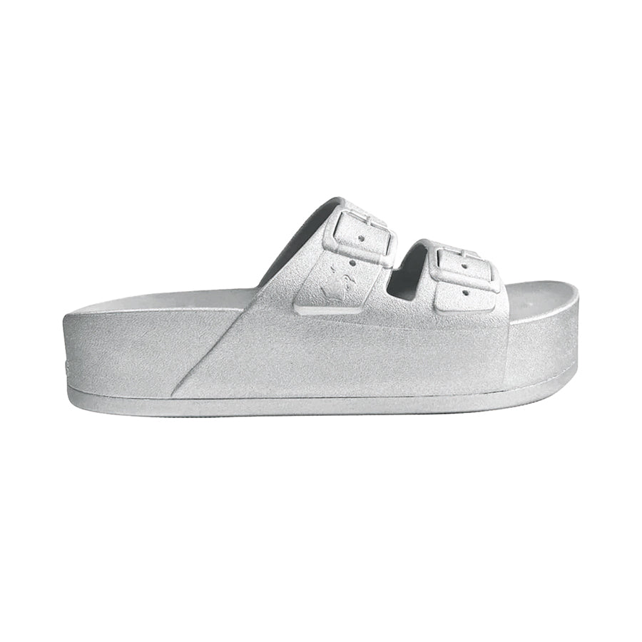 Sandales Cacottes modèle Caipirinha Metallic Silver vue de profil : un design élégant avec une finition argentée métallique, parfaites pour un look estival chic et éclatant.