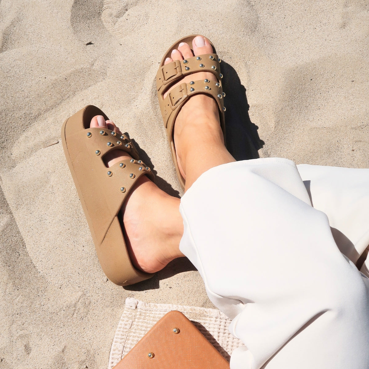 sandales Cacatoes Caipirinha camel à petits pics : parfaites pour un look stylé et original quand il fait beau. Elles sont confortables et ajoutent une petite touche rock à tes pieds