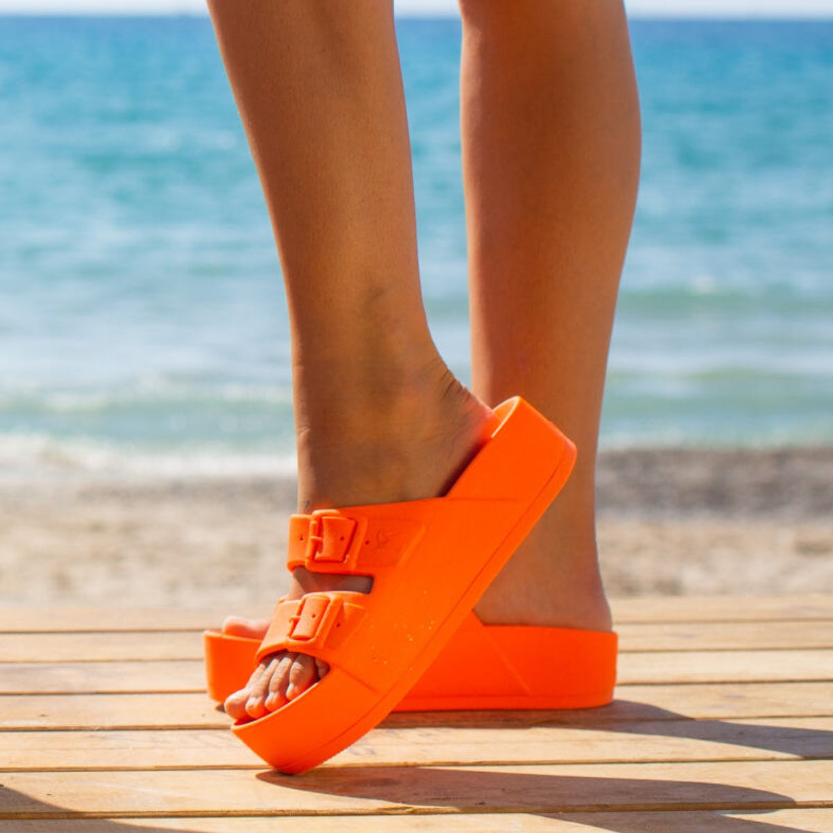 Sandales compensées Cacatoes modèle Caipirinha Liso en orange fluo, idéales pour illuminer vos tenues avec style et confort.