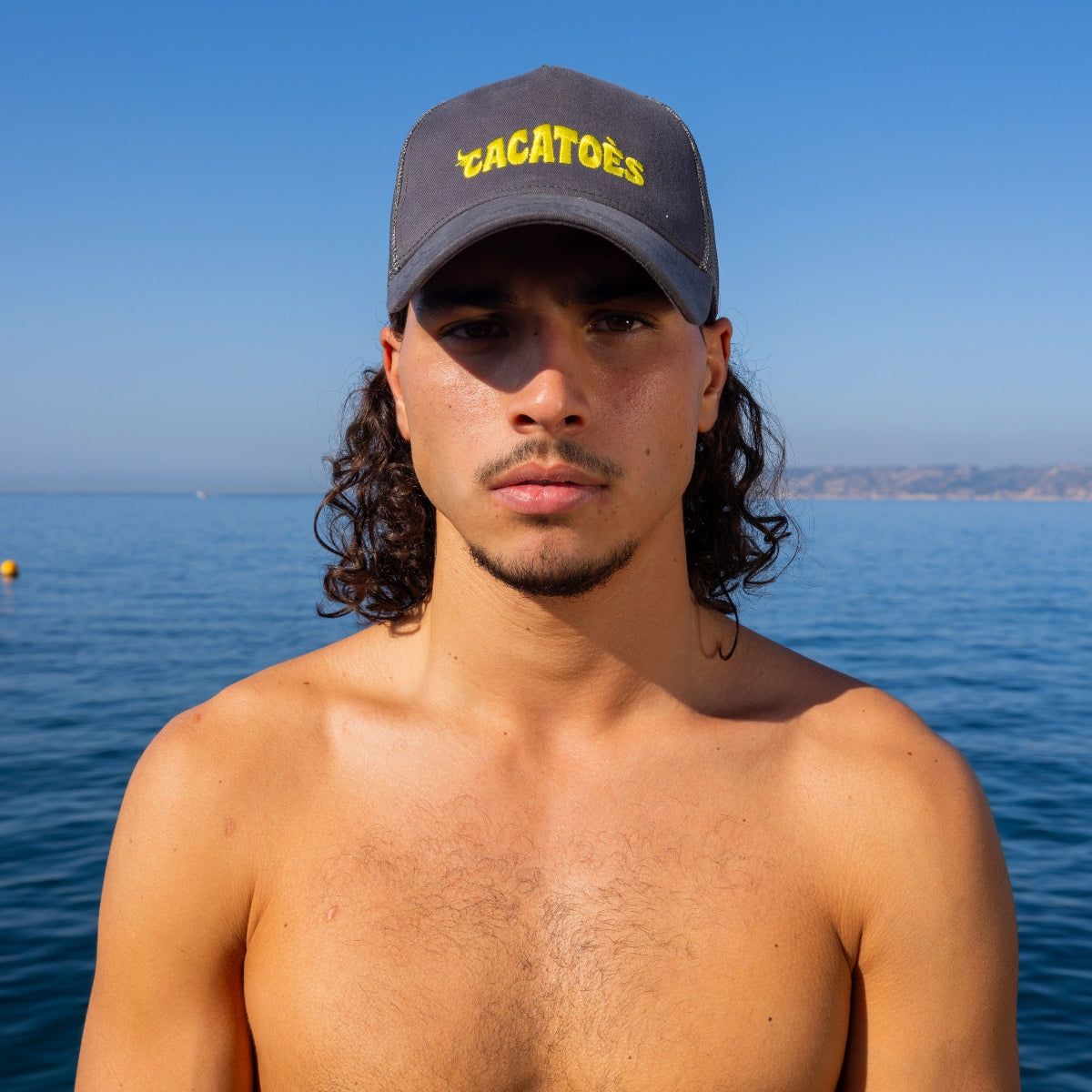 Capoeira Carbone Yellow Lifestyle : un modèle audacieux alliant noir carbone et jaune éclatant, parfait pour un style dynamique et moderne.