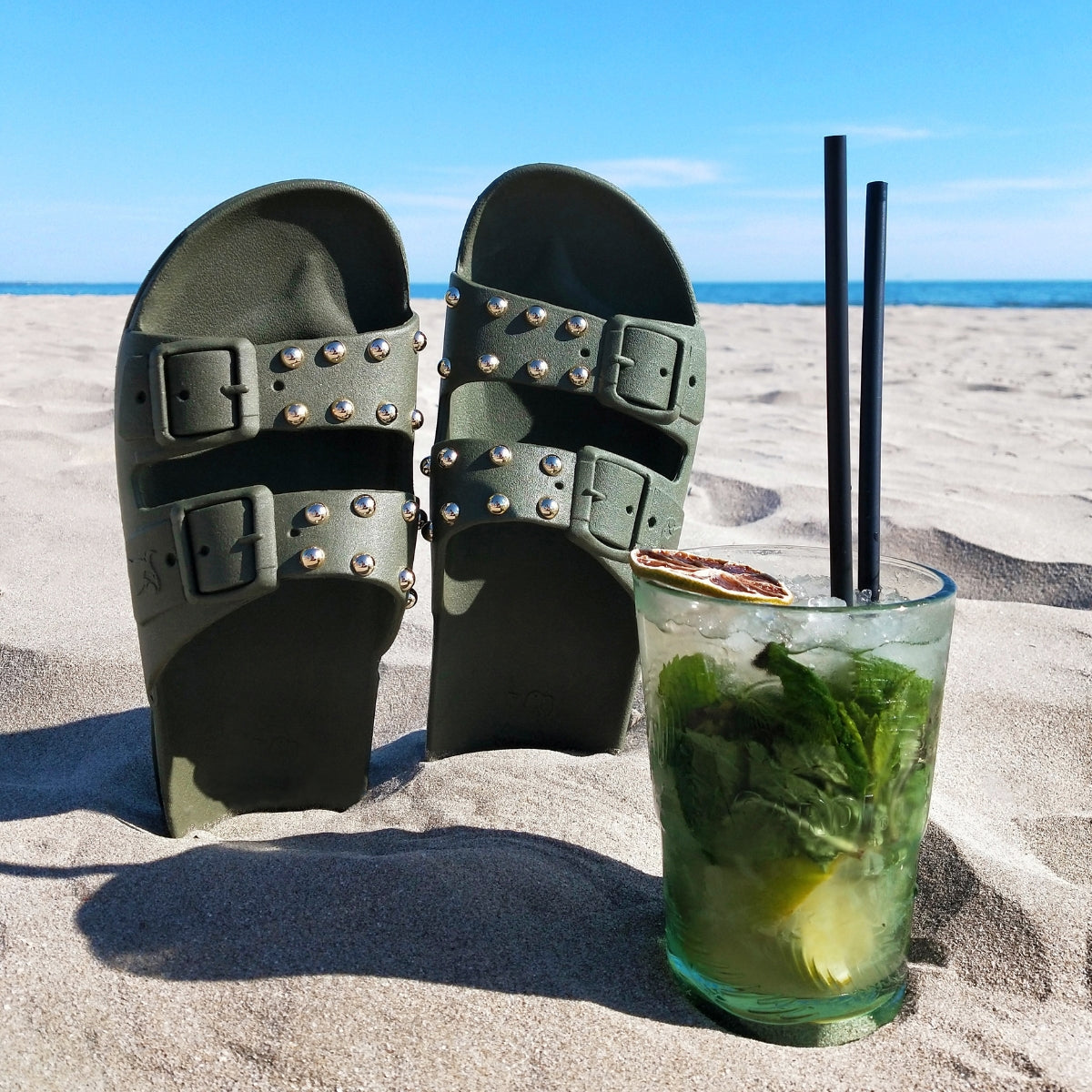 Chaussures Cacatoes, modèle Florianopolis, couleur kaki foncé à la plage